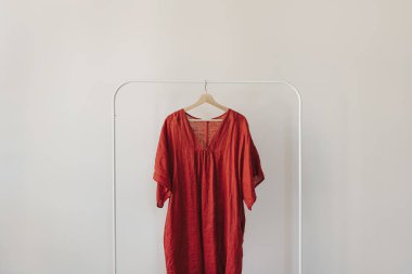 Şık moda kıyafetleri ve aksesuarlar. Askıda kırmızı elbise. Moda günlüğü, kopyalama alanı olan sosyal medya şablonu