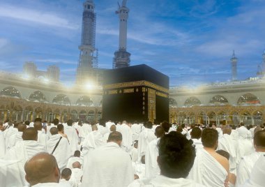 Dünyanın dört bir yanından müslüman hacılar, Mekke 'deki Mescidi Haram' da, Suudi Arabistan 'da, Hac günlerinde Umrah veya Hac için bir araya geldiler.