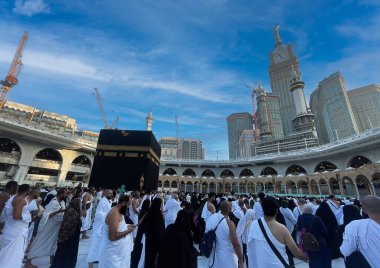 Dünyanın dört bir yanından müslüman hacılar, Mekke 'deki Mescidi Haram' da, Suudi Arabistan 'da, Hac günlerinde Umrah veya Hac için bir araya geldiler.