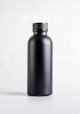 Siyah plastik bir şişe için beyaz arka planda izole edilmiş siyah kapaklı bir şablon tasarımı çizimi