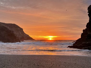 Denizin üzerinde güzel bir gün batımı