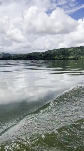 Κινούμενο Νερό Καθώς Περιηγούμαστε Στη Λίμνη — Αρχείο Βίντεο