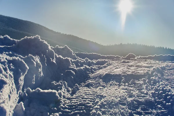 Górska Droga Pokryta Białym Śniegiem Jasne Słońce Świeci Nad Mroźną — Zdjęcie stockowe