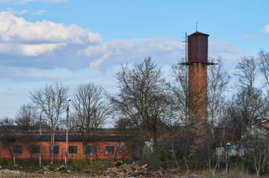 Eski bir fabrikanın klasik kırmızı tuğlalı su kulesi. Yüksek kalite fotoğraf