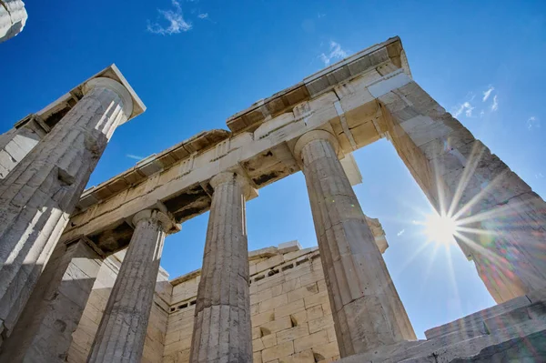 Promienie Słońca Pojawiają Się Między Kolumnami Partenonu 2021 — Zdjęcie stockowe