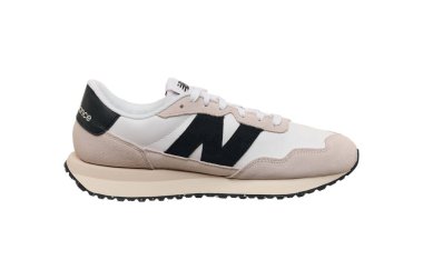 Ukrayna, Ivano-Frankivsk - 01.05.2023. Yazı işleri. New Balance MS237SF 'nin sol ayakkabısı. Siyah eklemli kremalı beyaz spor ayakkabılar. Uzun eğitim için en iyi seçenek..