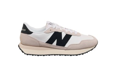 Ukrayna, Ivano-Frankivsk - 01.05.2023. Yazı işleri. MS237SF modelinin sağ ayakkabısı. Günlük rahat ve minimalist spor ayakkabılar. Siyah eklemli kremalı beyaz spor ayakkabı..