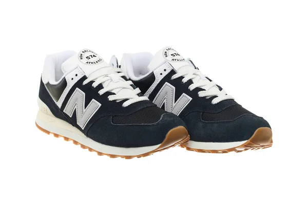 Ukrayna, Ivano-Frankivsk - 01.05.2023. Yazı işleri. U574UG2 marka yeni denge ayakkabıları. Yeni eğitim ayakkabıları modeli. Etkin yaşam tarzı için rahat ayakkabılar.