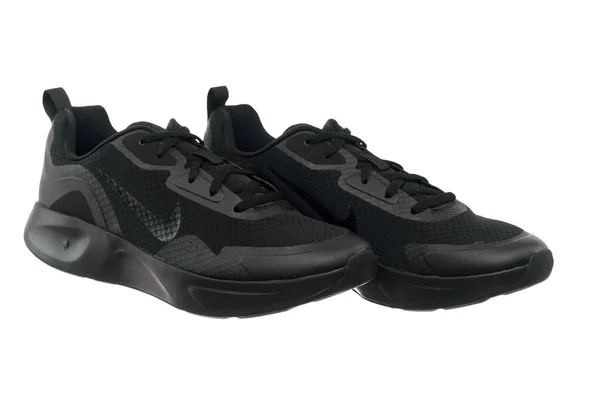 Ukrayna, Ivano-Frankivsk - 01.05.2023. Yazı işleri. Nike bütün gün CJ1682-003 modelini kullandı. Rahat bir çift koşu ayakkabısı. Beyaz arka planda siyah Nike spor ayakkabıları.