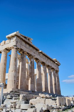 Akropolis Atina 'daki Parthenon antik tapınağı, parlak mavi bir arka planda Yunanistan. En iyi seyahat yerleri. Dikey fotoğraf.
