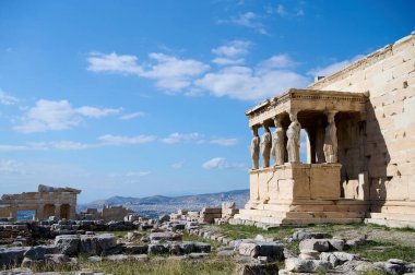 Yunanistan 'ın Akropolis kentindeki antik Parthenon tapınağı parlak mavi bir arka planda yer alıyor. Binanın kalıntıları. Arkeolojik anıt. Yatay fotoğraf