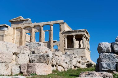 Yunanistan 'ın Akropolis kentindeki antik Parthenon tapınağı parlak mavi bir arka planda yer alıyor. Binanın kalıntıları. Arkeolojik anıt. Yatay fotoğraf