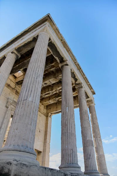 雅典雅典卫城的帕台农神庙 背景是明亮的蓝天 最好的旅游目的地 垂直照片 — 图库照片