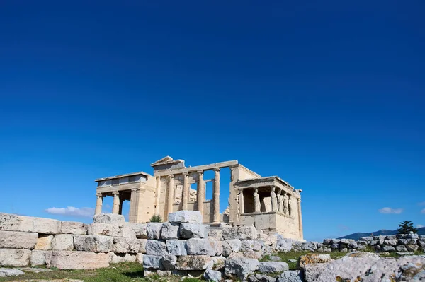 Starożytna Świątynia Partenon Akropolu Aten Grecja Jasnym Niebieskim Tle Pozostałości — Zdjęcie stockowe
