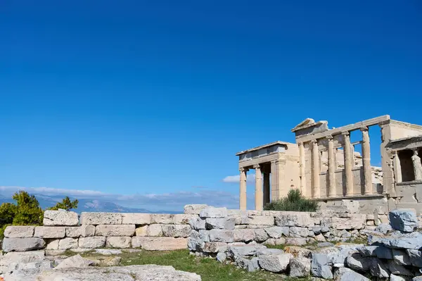 Starożytna Świątynia Partenon Akropolu Aten Grecja Jasnym Niebieskim Tle Pozostałości — Zdjęcie stockowe