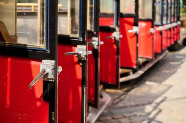 Bir tramvayın arka arkaya bir sürü kırmızı açık kapısı.