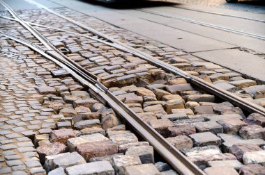 Tramvaya demiryolu döşenmiş taşlardan yapılmış eski bir yol