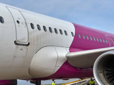 Bir uçağın yan kısmının yakın fotoğrafı, cep telefonu fotoğrafı.