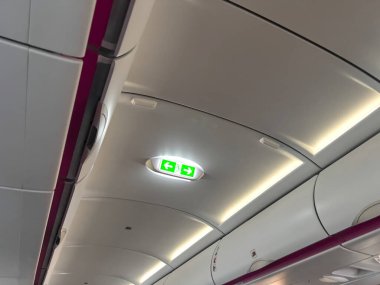 Bir uçağın içinde acil çıkış tabelası, mobil fotoğraf.