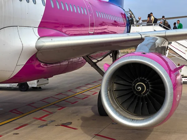 Bir uçağın yan kısmının yakın fotoğrafı, cep telefonu fotoğrafı.