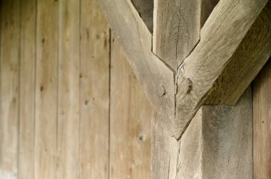 Eski bir Ortodoks Ukrayna kilisesinin ahşap kütüğü, yakın plan.