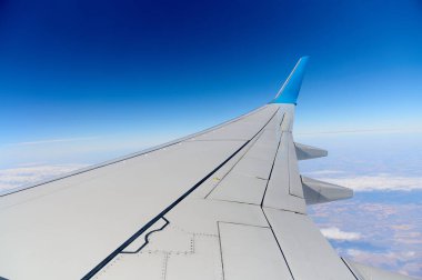 bir uçağın gökyüzünde kanat