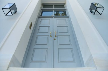 Atina, Yunanistan 'da zarif lambalarla lüks gri ev girişi