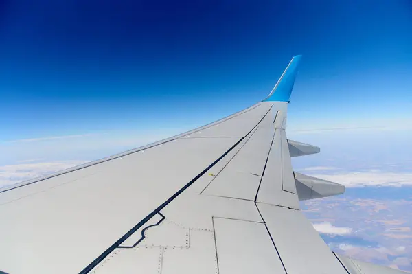 bir uçağın gökyüzünde kanat