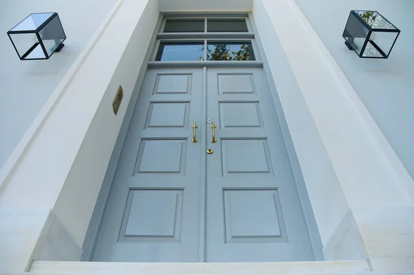 Atina, Yunanistan 'da zarif lambalarla lüks gri ev girişi