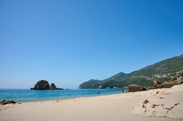 Okyanusun ortasındaki küçük Anixa adası ve Portekiz plajı, 2024.