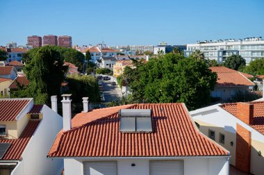 Lisboa 'da güneşli bir günde sıcacık evler. Portekiz. 2024. Yüksek kalite fotoğraf