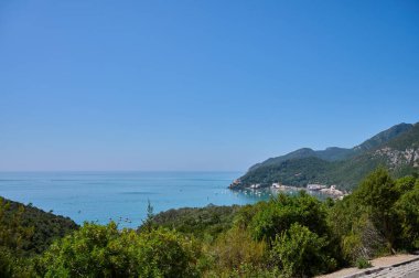 Dağdan denize kadar binalar, yatlar ve plajlar görünüyor. Praia do Monte Branco Portekiz. 2024 Yüksek kalite fotoğraf