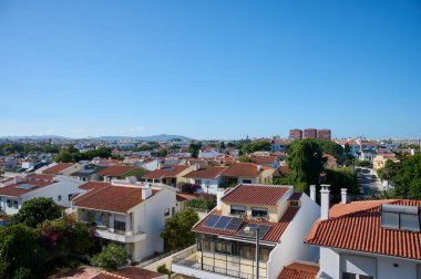 Lisboa 'da güneşli bir günde sıcacık evler. Portekiz. 2024. Yüksek kalite fotoğraf