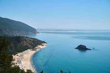 Praia do Monte Branco Portekiz 'in dağdan sahile manzarası. 2024. Yüksek kalite fotoğraf