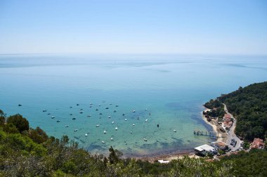 Dağdan denize kadar binalar, yatlar ve plajlar görünüyor. Praia do Monte Branco Portekiz. 2024 Yüksek kalite fotoğraf