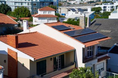 Lisboa 'da güneşli bir günde sıcacık evler. Portekiz. 2024. Yüksek kalite fotoğraf