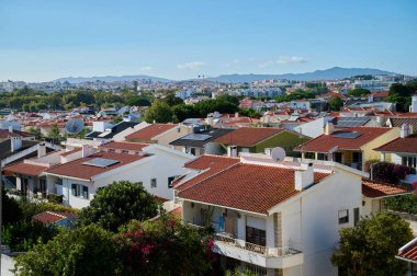 Lisboa 'da güneşli bir günde sıcacık evler. Portekiz. 2024. Yüksek kalite fotoğraf