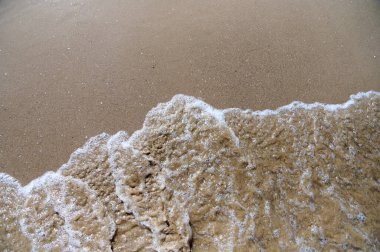 Kumsal kıyısı sakin dalgalarla yıkandı. Üst Manzara. Yüksek kalite fotoğraf