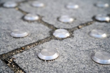 Paslanmaz çelikten yapılmış dokunulabilir yüzey göstergesi, koni, yere ya da zemin yüzeyine monte edilerek yüksek kaliteli fotoğraflar elde edilebilir.