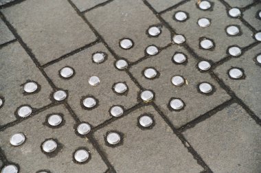 Paslanmaz çelikten yapılmış dokunulabilir yüzey göstergesi, koni, yere ya da zemin yüzeyine monte edilerek yüksek kaliteli fotoğraflar elde edilebilir.