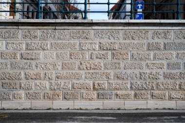 Taş duvarlardan oluşan sokak duvarı. Budapeşte 09.01.2025. Yüksek kalite fotoğraf