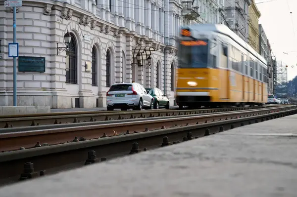 Sarı tramvay Budapeşte sokaklarında hareket ediyor. Budapeşte 09.01.2025. Tramvay arka planda. Tramvayın bulanık görüntüsü