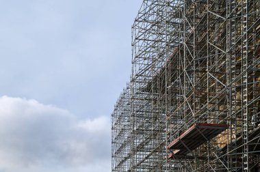 Ev onarımı ve restorasyonu için yapı iskelesi yapıldı. Yüksek kalite fotoğraf