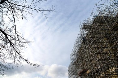 Ev onarımı ve restorasyonu için yapı iskelesi yapıldı. Yüksek kalite fotoğraf