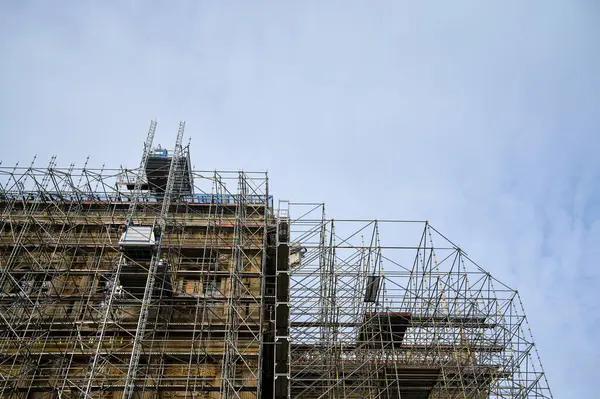 Ev onarımı ve restorasyonu için yapı iskelesi yapıldı. Yüksek kalite fotoğraf