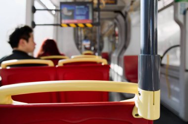 Parlak güneş ışığı bir halk otobüsünün içinden süzülüyor yolcular otururken, şehirde sakin bir gezinti yapıyorlar..