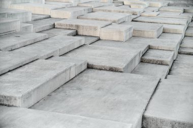 Gündüz vakti geniş beton bloklar açık alanda ilginç bir tasarım oluşturur..