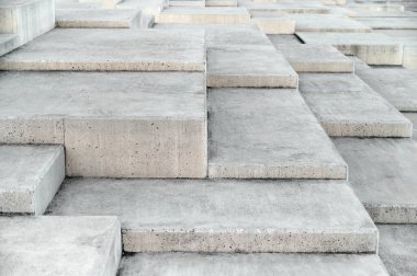 Bu yapıda, kentsel mimaride modern tasarım ve dokuların sergilendiği katmanlı beton adımlar sergilenmektedir..
