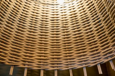 Dokuma sepetinin yakın görüntüsü detaylı işçiliği ve doğal malzemelerin ve desenlerin güzelliğini vurguluyor..