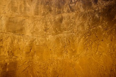 Yüzeyde, yumuşak ışığı yansıtan ve detay araştırmalarını teşvik eden varyasyonları olan altın bir doku sergileniyor..